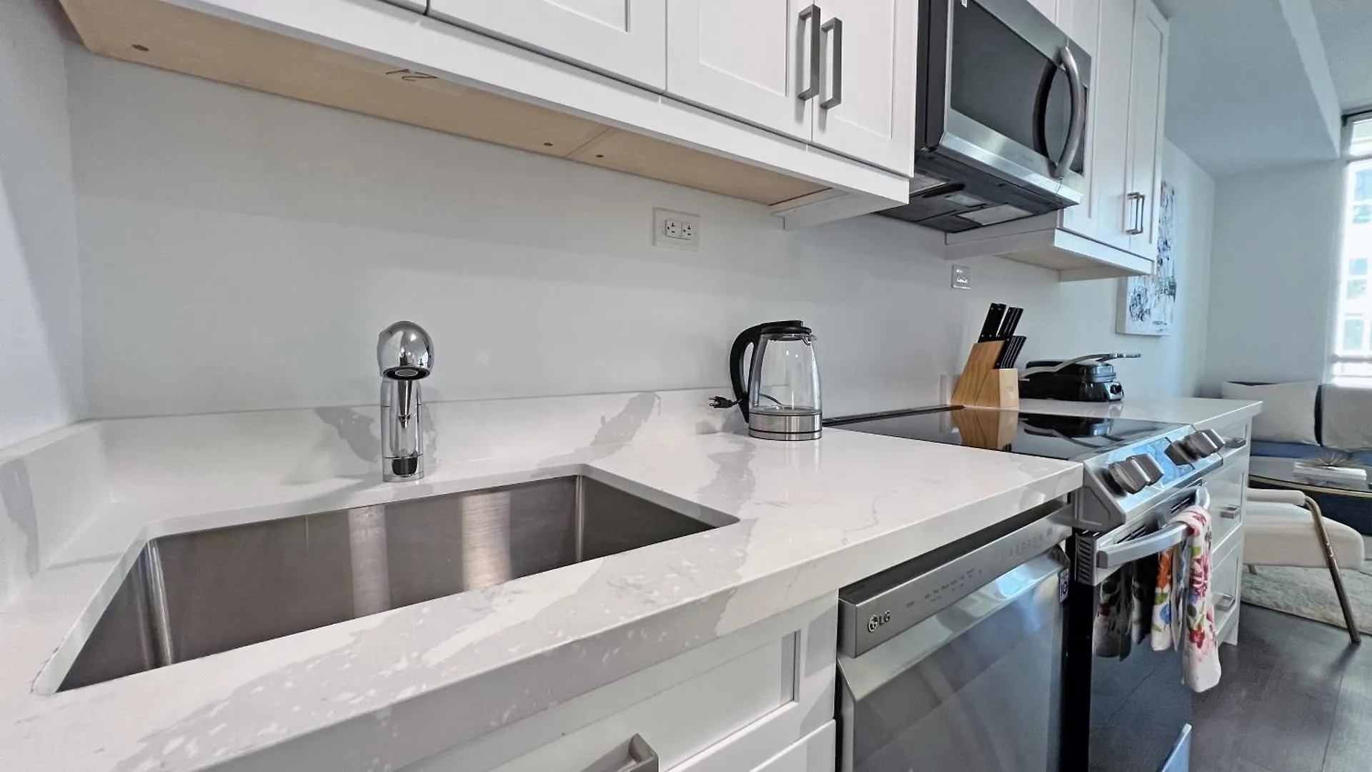 Apartment Downtown Oasis-Luxury Condo With Balcony & Free Parking Toronto