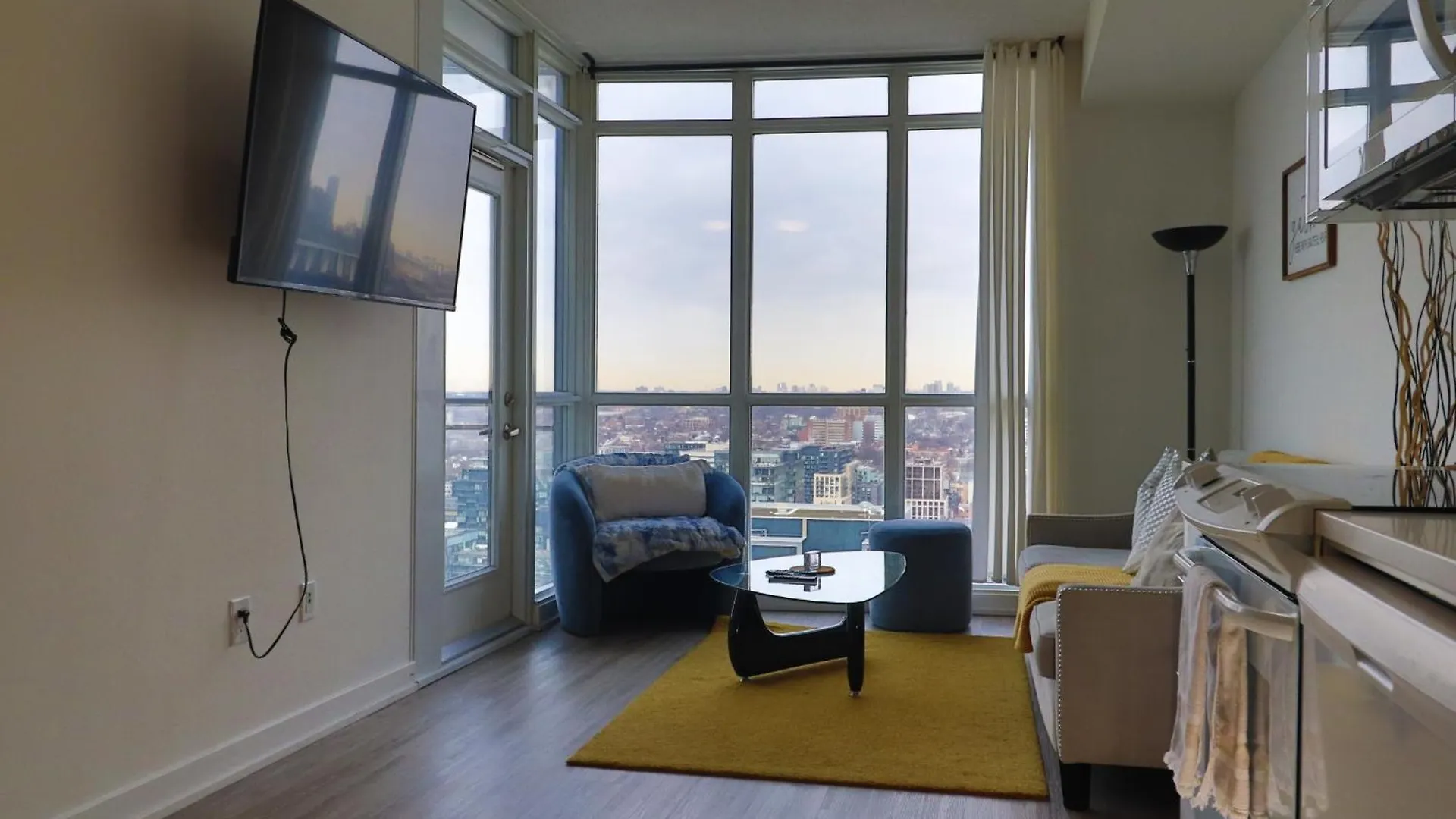 Downtown Oasis-Luxury Condo With Balcony & Free Parking Toronto 0*,