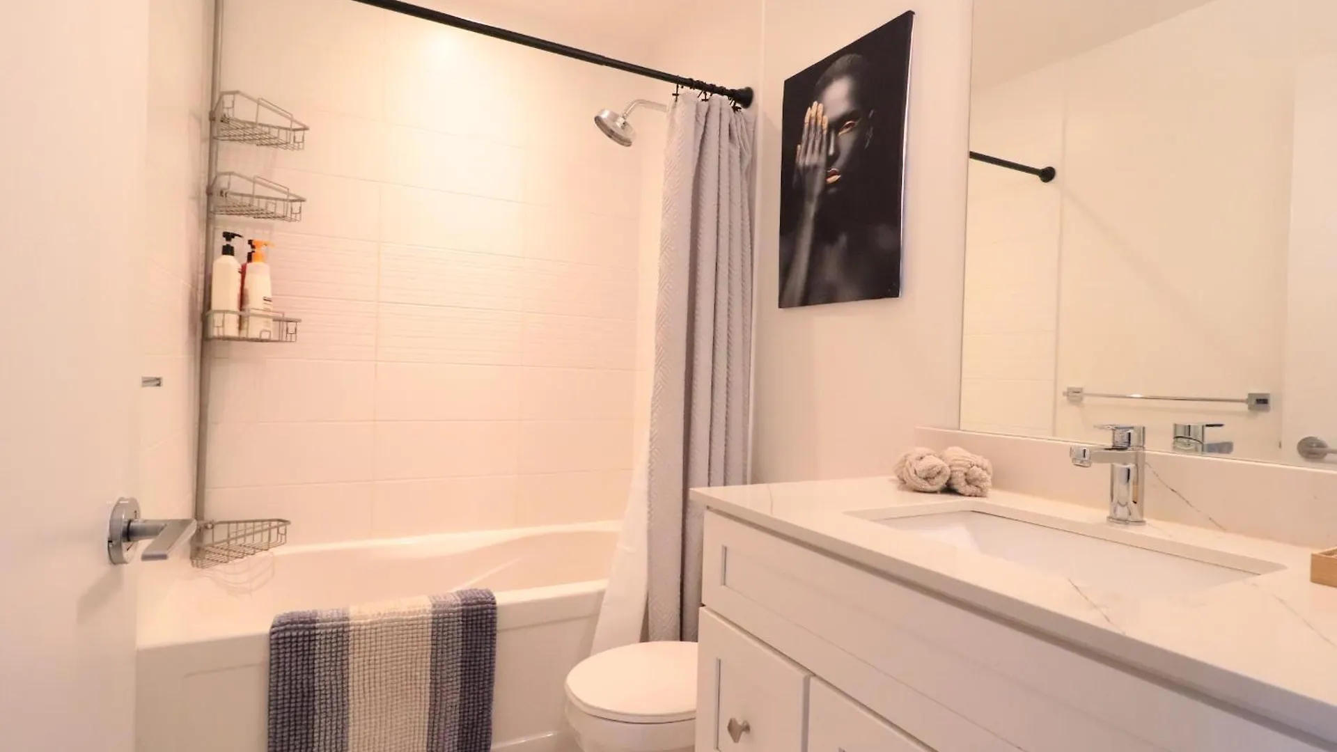 Downtown Oasis-Luxury Condo With Balcony & Free Parking Toronto 0*,  Canada