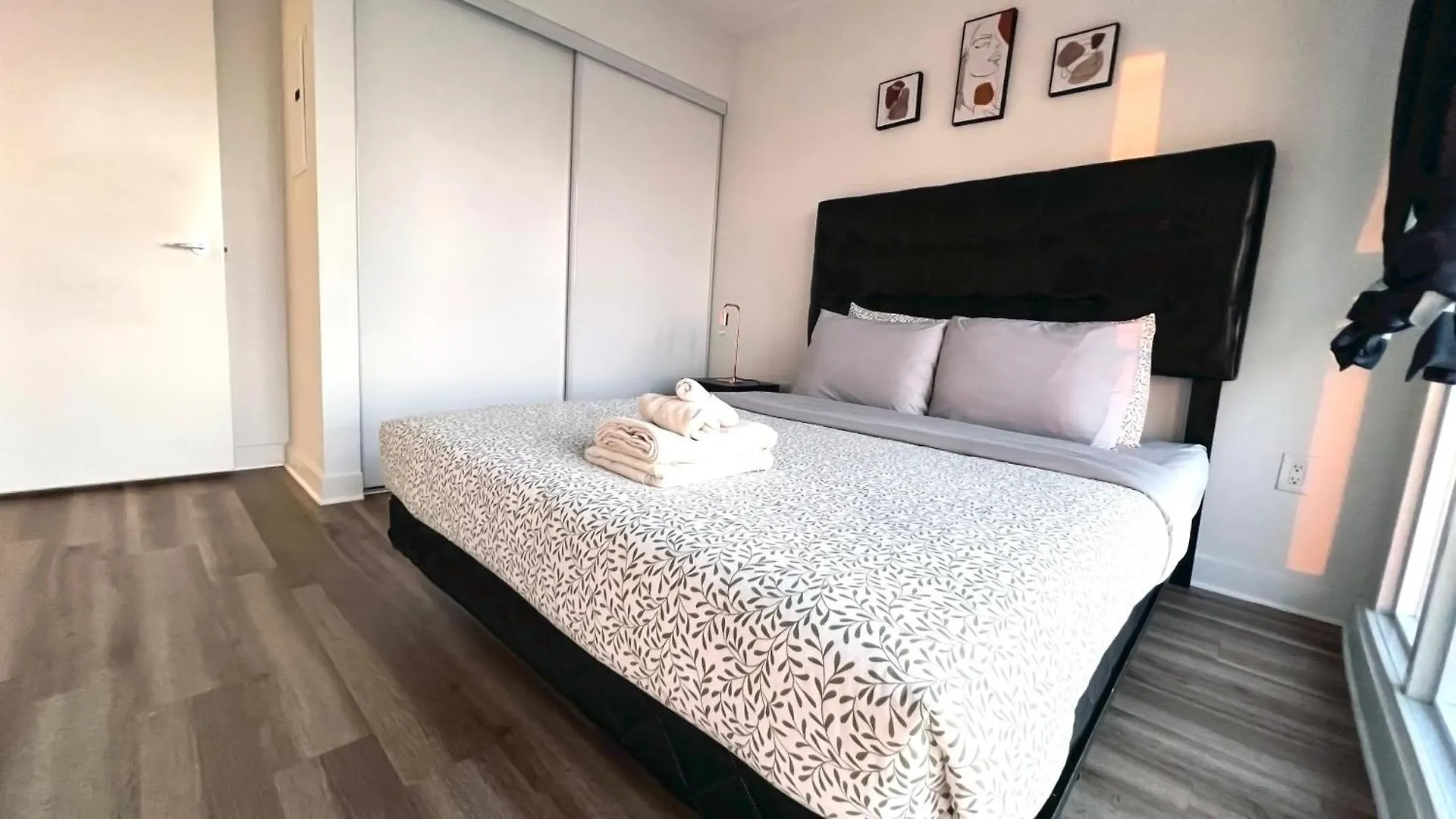 Downtown Oasis-Luxury Condo With Balcony & Free Parking Toronto Apartment